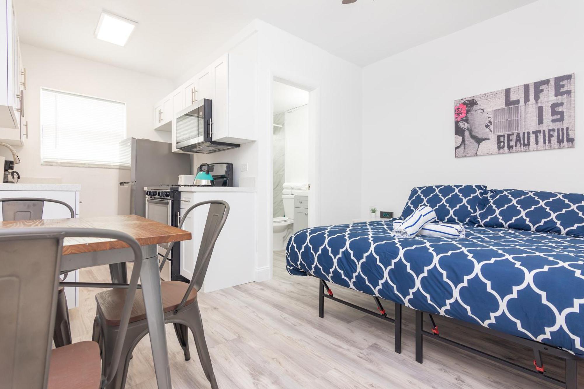Ocean Drive Deco Apt W/2 Queen Beds, Steps 2 Beach 마이애미 비치 외부 사진