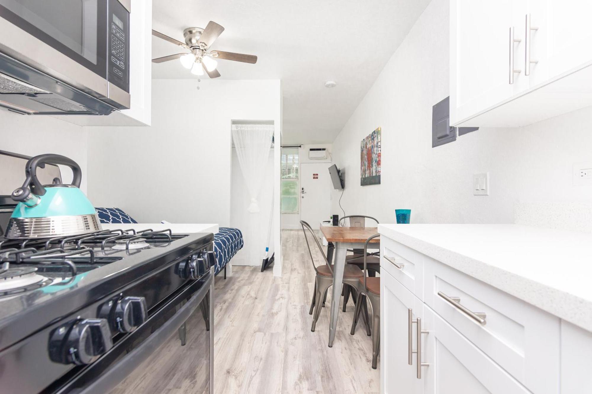 Ocean Drive Deco Apt W/2 Queen Beds, Steps 2 Beach 마이애미 비치 외부 사진